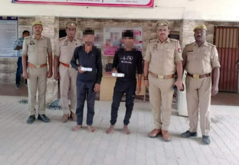 बदलापुर पुलिस के 24 घंटे में लुट का सफल अनावरण करते हुए देशी बम के साथ दो लुटेरे गिरफ़्तार