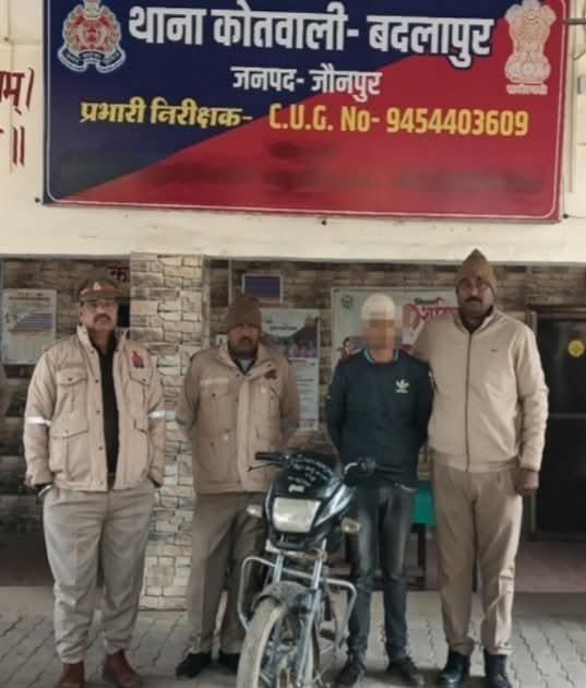 चोरी की मोटर साइकिल के साथ वांछित आरोपी गिरफ्तार